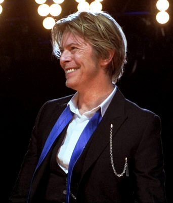 David Bowie Chicago_2002-08-08_photo by_Adam-Bielawsk (common wikimedia)