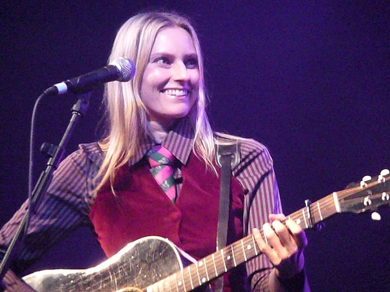 Aimee Mann (Andy (6tee-zeven), CC BY 2.0 , via Wikimedia Commons)
