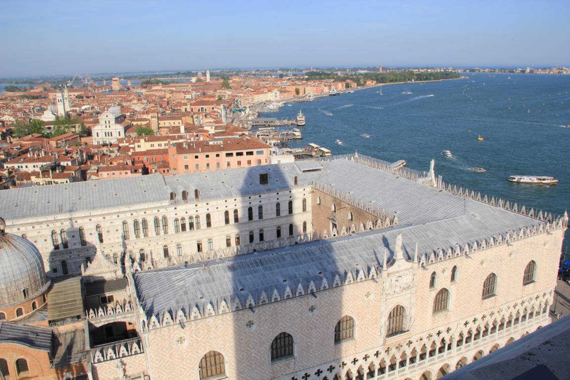 Blick vom Campanile auf den Dogenpalast, im Hintergrund die Giardini della Biennale, Venedig