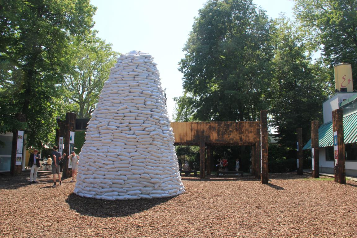 Wenn Kunst und Denkmäler in der Ukraine durch Sandsäcke notdürftig vor russischen Bomben geschützt werden, dann ist die Welt aus den Fugen geraten. Foto von der Biennale (VR)