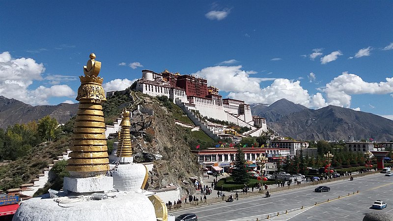 Tibet, Potala Palast (钉钉, CC BY-SA 4.0 , via Wikimedia Commons)
