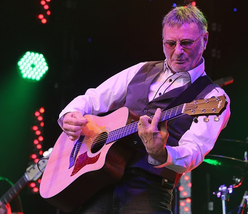Steve Harley live at the Concert At The Kings Festival in May 2014 (Foto: Mark Kent, licensed under the Creative Commons Attribution-Share Alike 2.0 Generic license)