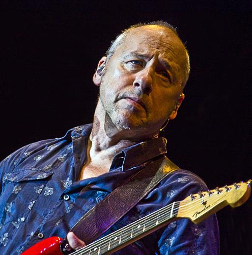 Mark Knopfler in Barcelona. 23.07.2010 (Foto: Alterna2 http://www.alterna2.com, CC BY 2.0 , via Wikimedia Commons